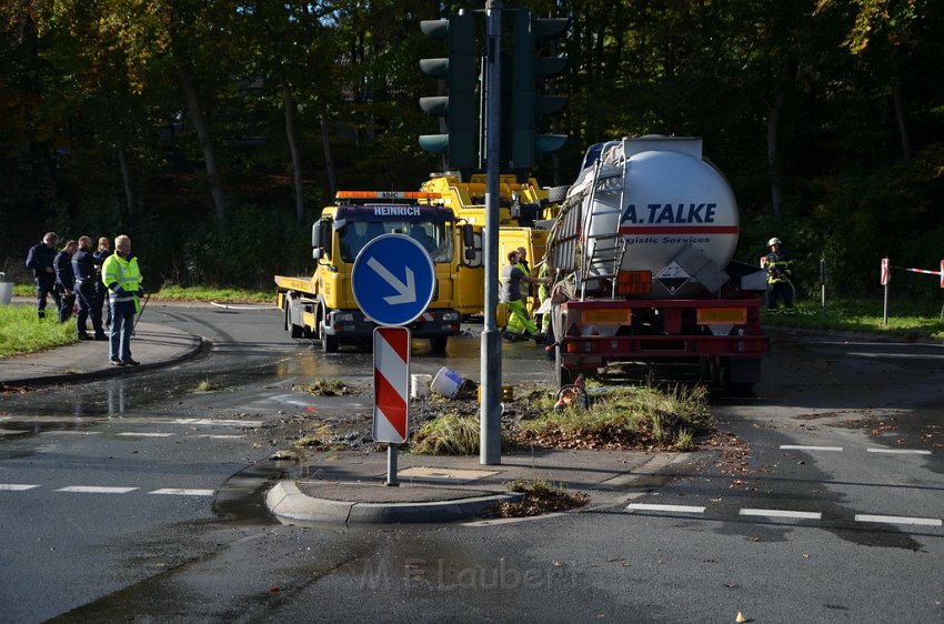 VU Tanklastzug umgestuerzt Huerth Industriestr P518.JPG